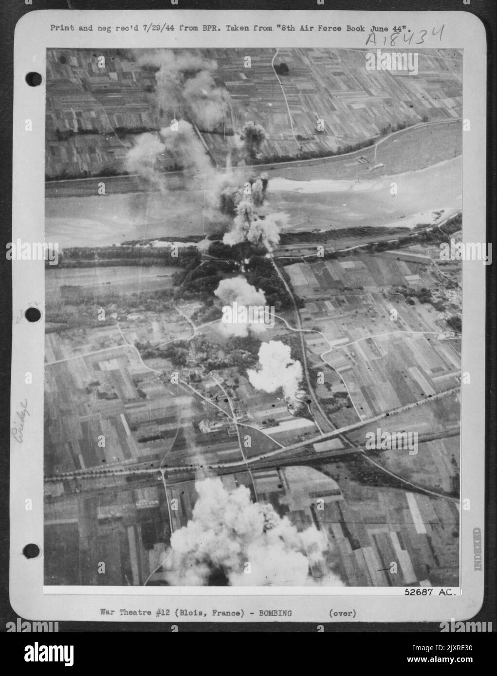 À Blois, près d'Orléans, sur le 11 44 juin, de lourds bombardiers de la US 8th AF ont bombardé le pont de la Loire, ainsi qu'un grand camp militaire. Les renforts nazis pour la tête de plage trouveraient difficile de faire la longueur de la portée. Banque D'Images