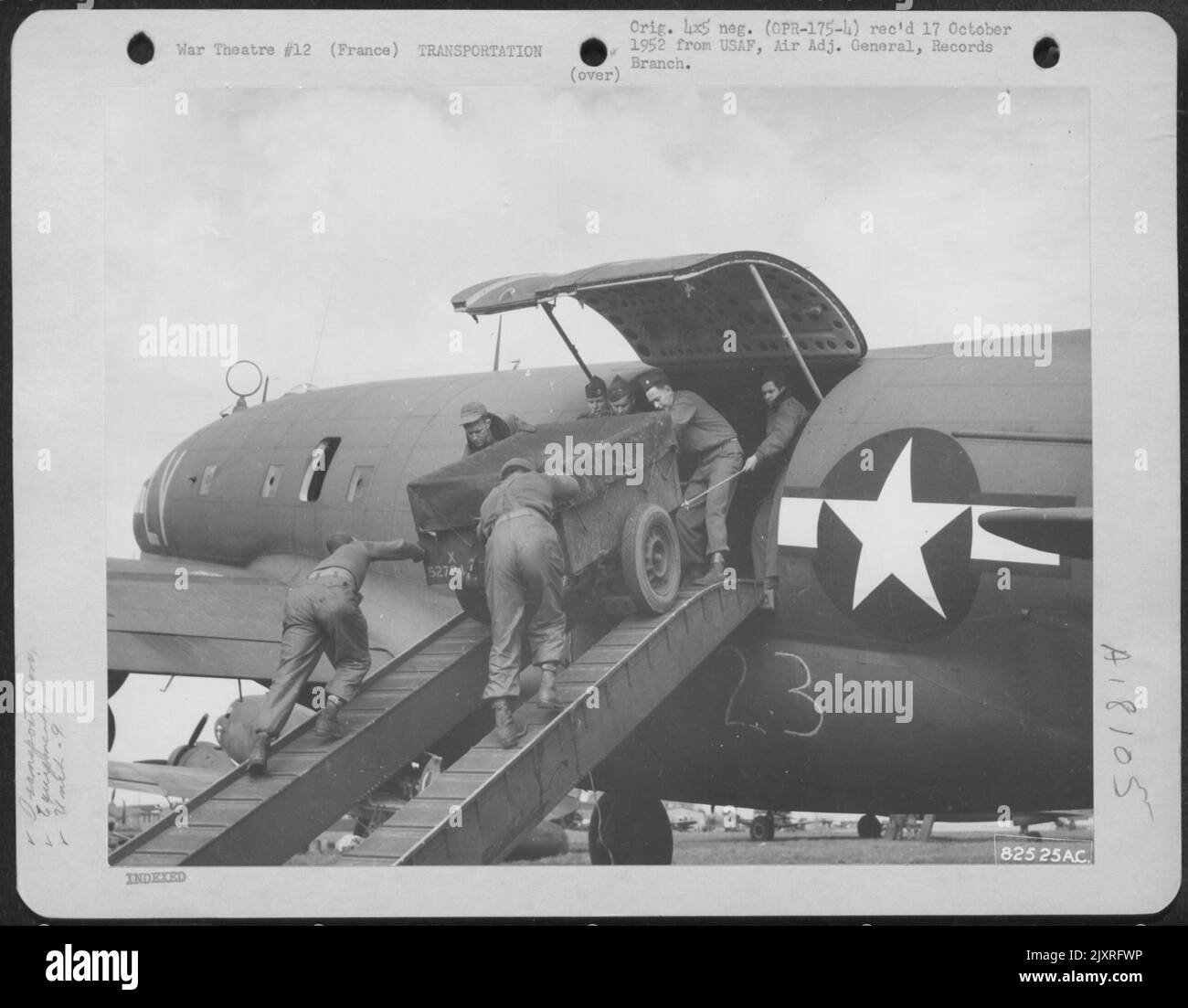 Les membres de l'équipement de chargement du commandement du transporteur de troupes de 9th à destination de Copenhague, Denmakr, à bord D'Un Curtiss C-46 'Commando' dans une base aérienne quelque part en France. 11 mai 1945. Banque D'Images