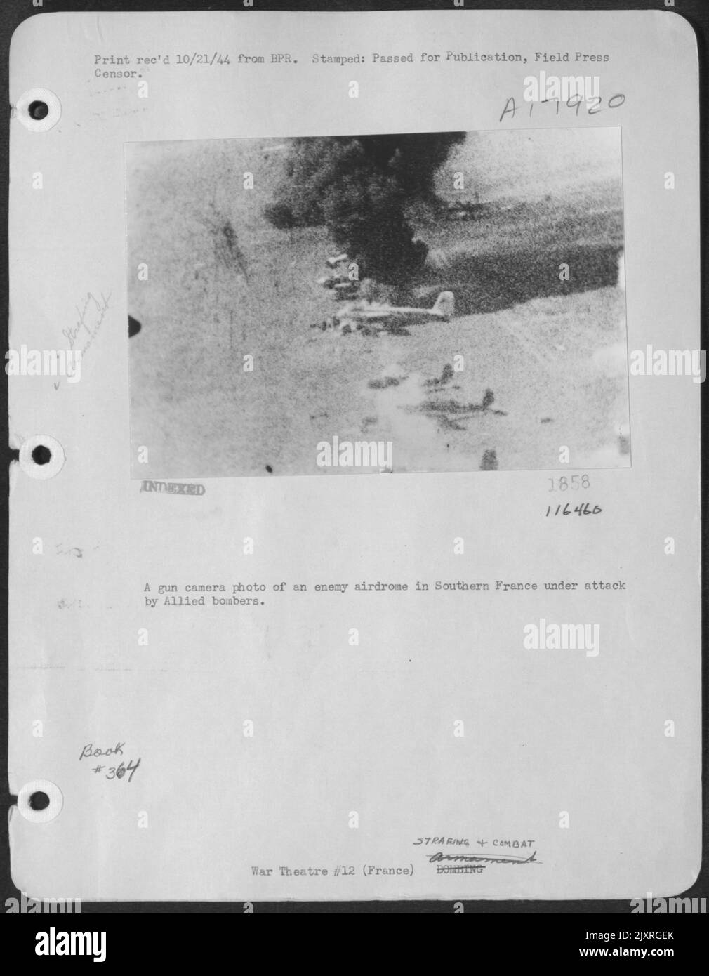 Une caméra à canon photo d'un aérodrome ennemi dans le sud de la France, attaqué par des bombardiers alliés. Banque D'Images