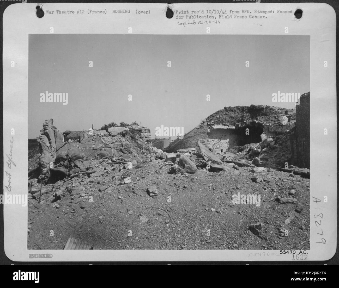 Une partie de la destruction causée par l'attentat à la bombe du 11 août 44 sur la position de défense côtière au sud d'Hyères, en France. La photo montre l'ancienne fortification souterraine française de la construction de maçonnerie. Banque D'Images