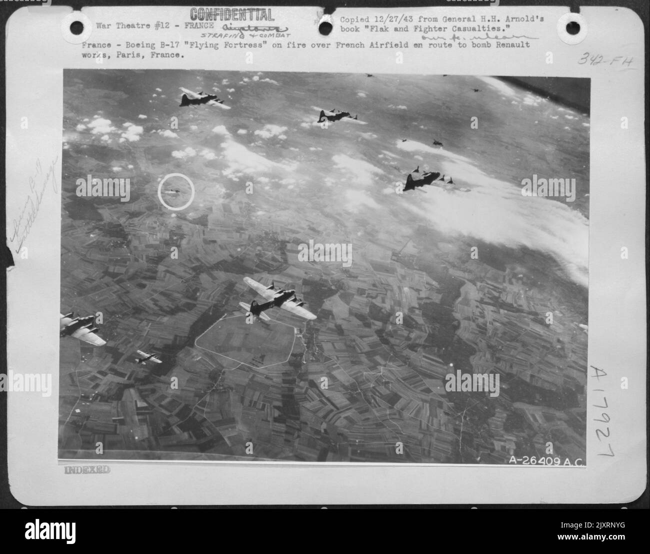 France-Boeing B-17 « Forteresse volante » sur un incendie au-dessus de l'aérodrome français en route pour bombarder Renault Works, Paris, France. Banque D'Images