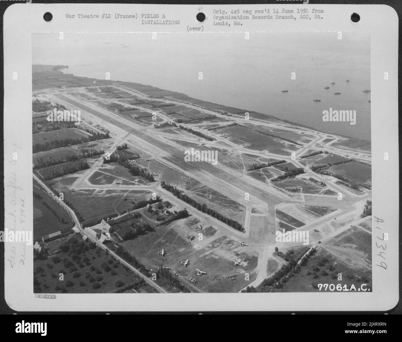 Vue aérienne d'un aérodrome construit par le Bataillon d'aviation des ingénieurs de 834th à Saint-Pierre du Mont, Normandie, France. Banque D'Images