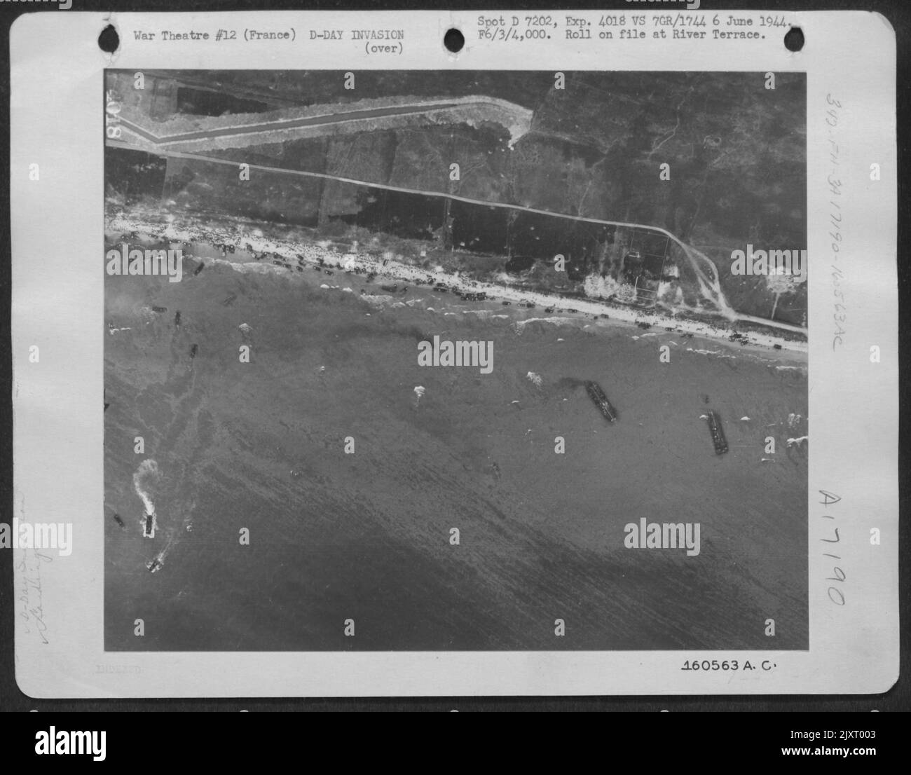 Vue aérienne d'Omaha Beach, Normandie, France, prise le 6 juin 1944, montrant l'atterrissage de deux régiments d'infanterie (18th et 115th), des véhicules, et l'embarcation d'atterrissage. Banque D'Images