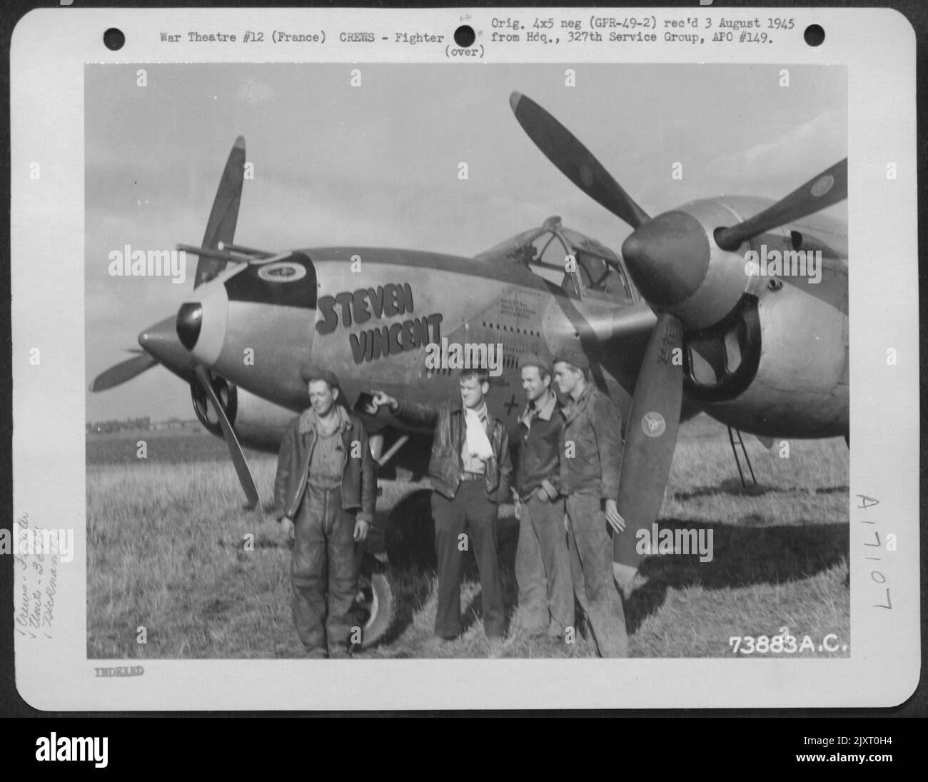 Pilote et équipage au sol du groupe Fighter 367th, à côté de leur Lockheed P-38 'Suneven Vincent' dans une base aérienne en France. 11 octobre 1944. Banque D'Images
