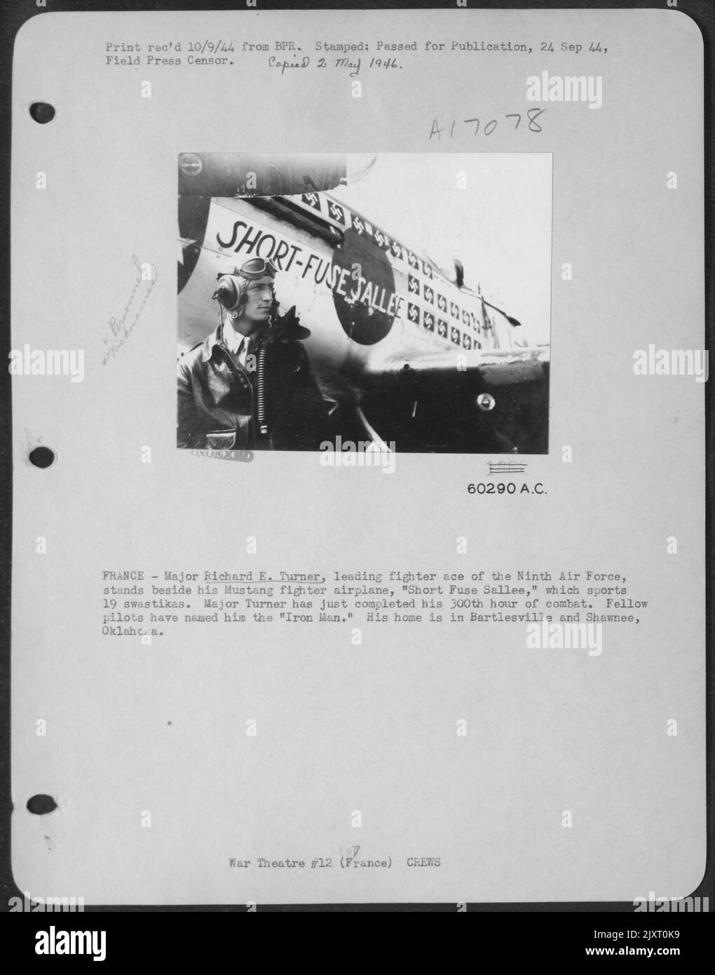 France - le Major Richard E. Turner, le Fighter Ace de la Force aérienne de 9th se tient à côté de son Mustang Fighter Airplane, 'Short Fuse salle' qui Sports 19 swastikas. Le major Turner vient de terminer ses 300th heures de combat. D'autres pilotes l'ont nommé T. Banque D'Images