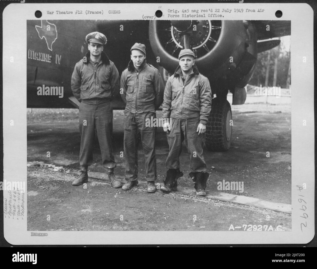 Le lieutenant Pengelly et l'équipage du 646th Bomb Squadron, 410th Bomb Group, posent à côté du Douglas A-20 'Maxine IV' dans Une base aérienne de 9th en France. Ils sont, de gauche à droite : Lt. Pengelly, Cpl. Furlow et Cpl. Appareil motorisé. Octobre 1944. Banque D'Images