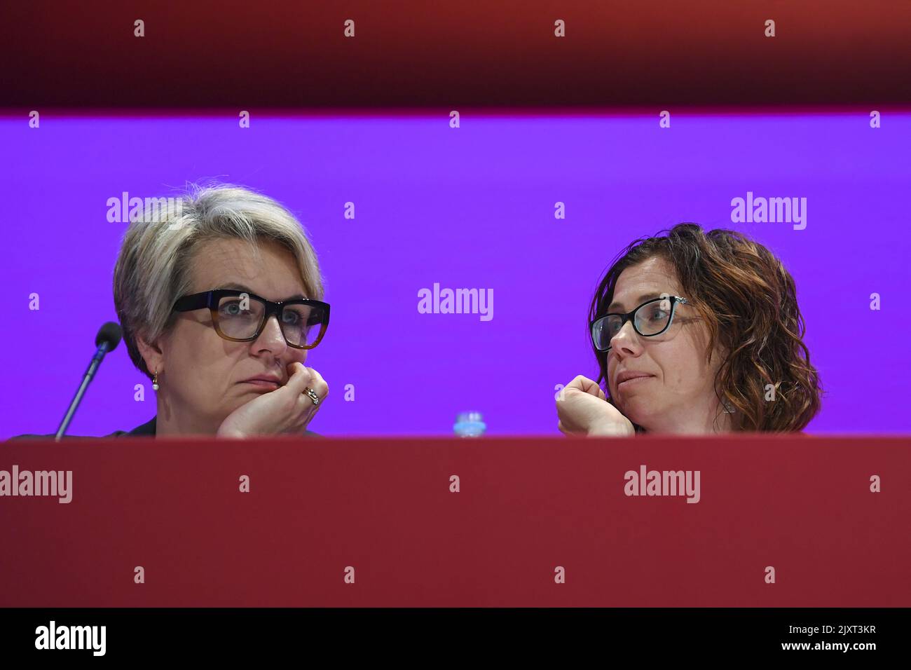 La ministre des Affaires étrangères fantôme Tanya Plibersek (à gauche) s'entretient avec la ministre de la petite enfance fantôme Amanda Rishworth lors du deuxième jour de la Conférence nationale du Parti travailliste à Adélaïde, lundi, 17 décembre 2018. La Conférence nationale du travail 48th se tiendra du dimanche 16 au mardi 18 décembre 2018 au Centre des congrès d'Adélaïde. (Image AAP/Coch Lukas) Banque D'Images