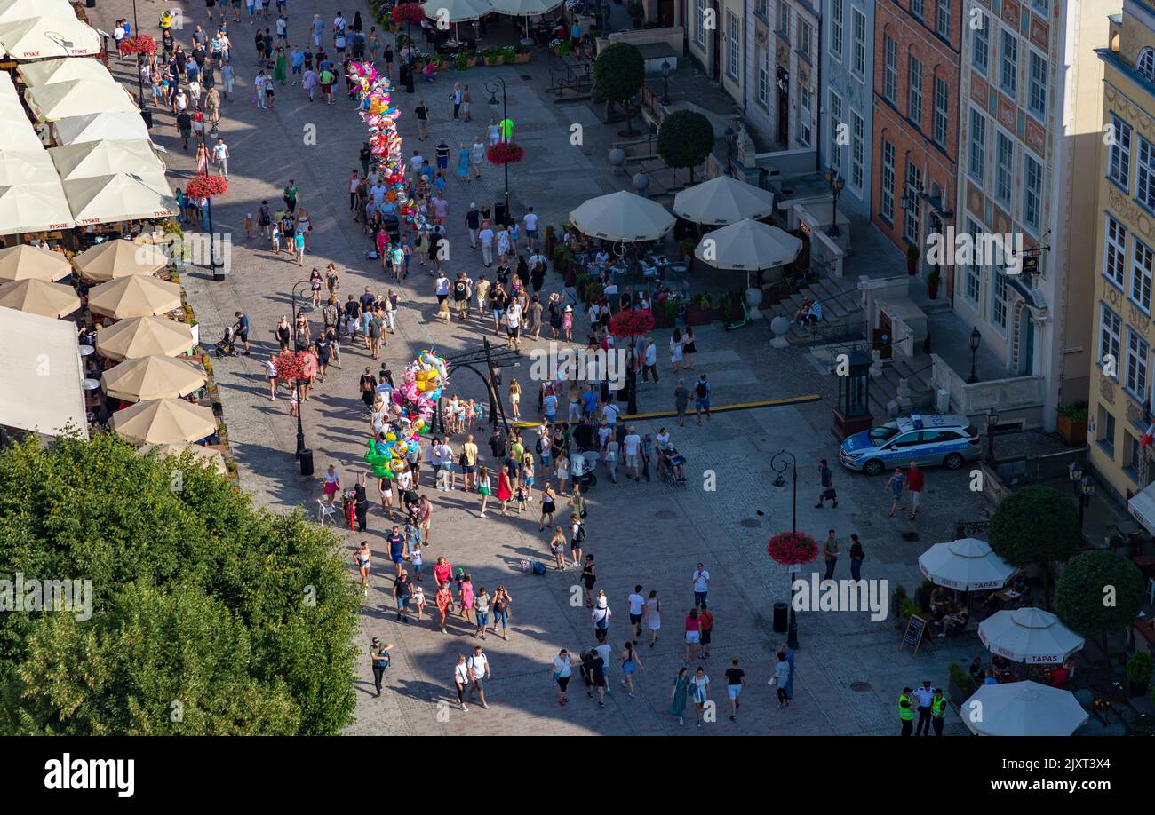 Une photo du marché long bondé de Gdansk. Banque D'Images
