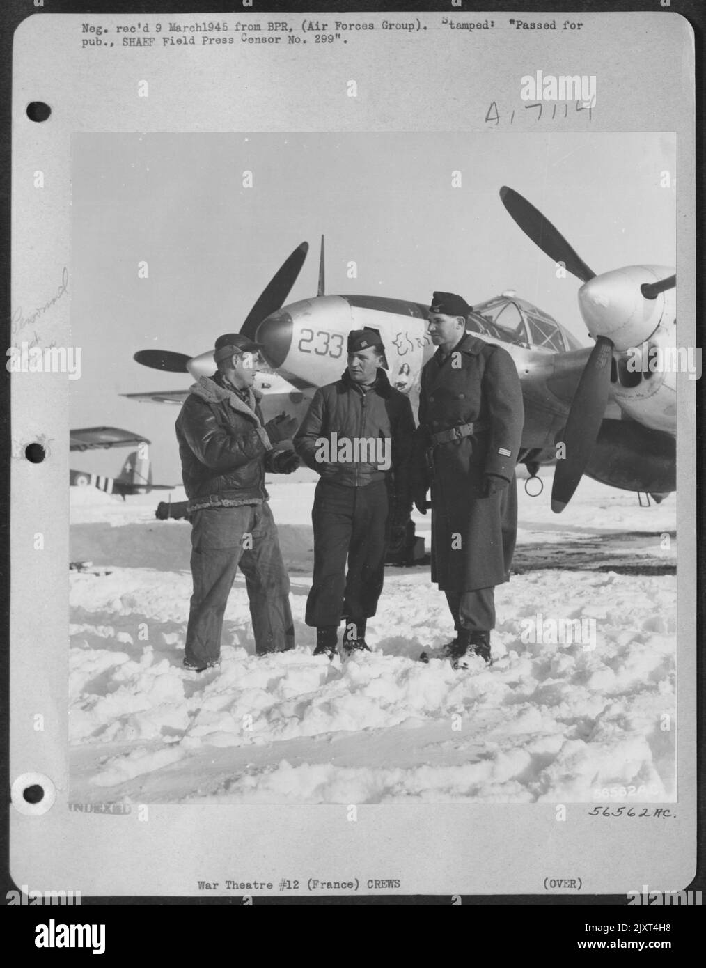 Un ancien mécanicien d'avion américain, ancien chef d'équipage du colonel Phil Cochran (Flip Corkin de 'Terry et les Piratess') en Tunisie est maintenant chef de ligne de liaison avec une unité photo française dans un groupe de reconnaissance First Tactical AF. Il est S/Sgt. John F. Banque D'Images
