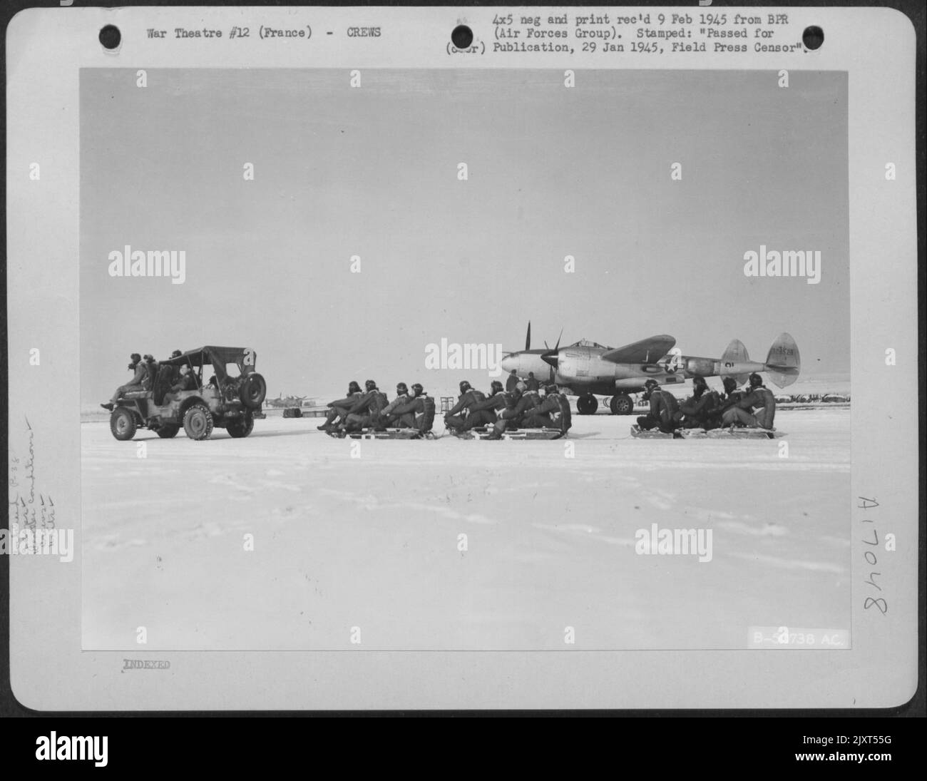 Neuvième force aérienne Lockheed P-38 les pilotes de chasseurs-bombardiers Lightning du groupe 367th, en collaboration avec les troupes de la troisième Armée des États-Unis, ont conté un train de traîneau pour le transport de la hutte d'information aux zones de dispersion. Une jeep entamée de pilotes part Banque D'Images