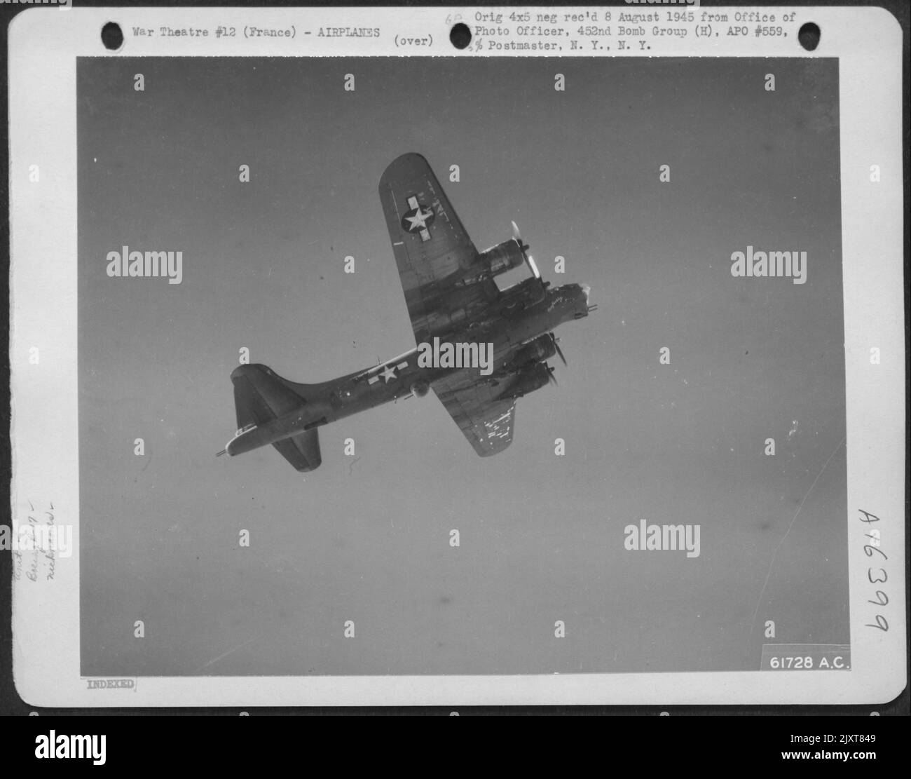 Le Boeing B-17 « Our Buddy » du groupe de bombardiers 452nd se dirige vers les sites allemands de lancement du V-2 en France occupée, alors que les bombardiers lourds poursuivaient leur pilonnage quotidien des installations militaires nazies, le 26 mars 1944. (Prise par le S/Sgt. Robert Lalumiere.) Banque D'Images