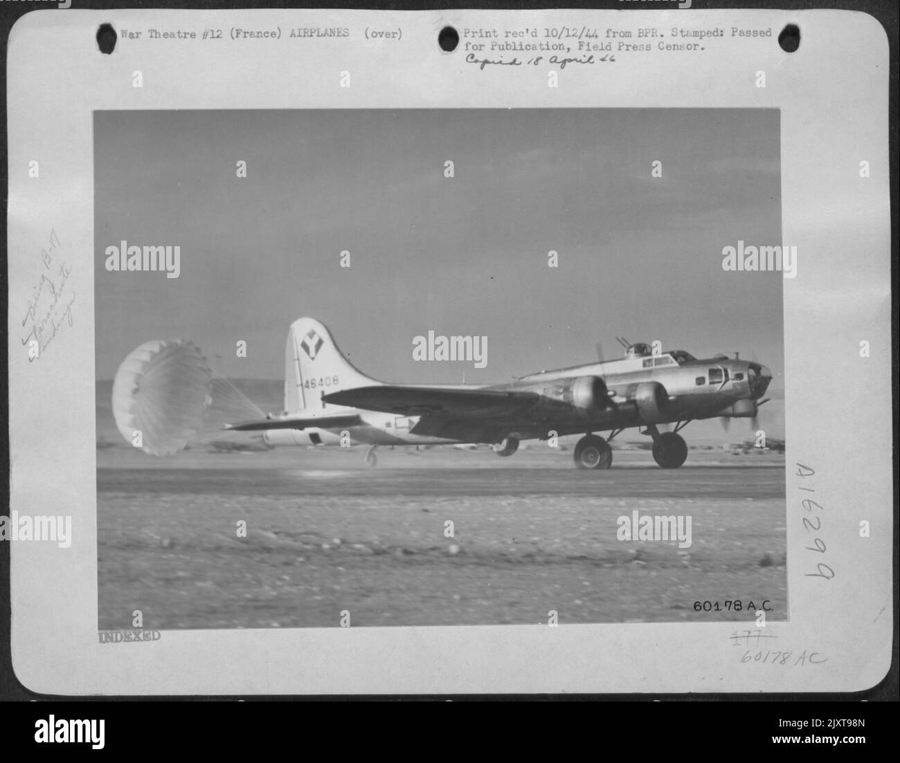 France - en attaquant les cibles ennemies, ce Boeing B-17 « Forteresse volante » de l'Armée de l'air de 15th a fait sortir ses freins, son système électrique et son tableau de bord de Flak, mais parvient à la terre en toute sécurité à sa base d'origine en utilisant Un parachute, non fusillé de la Ta Banque D'Images