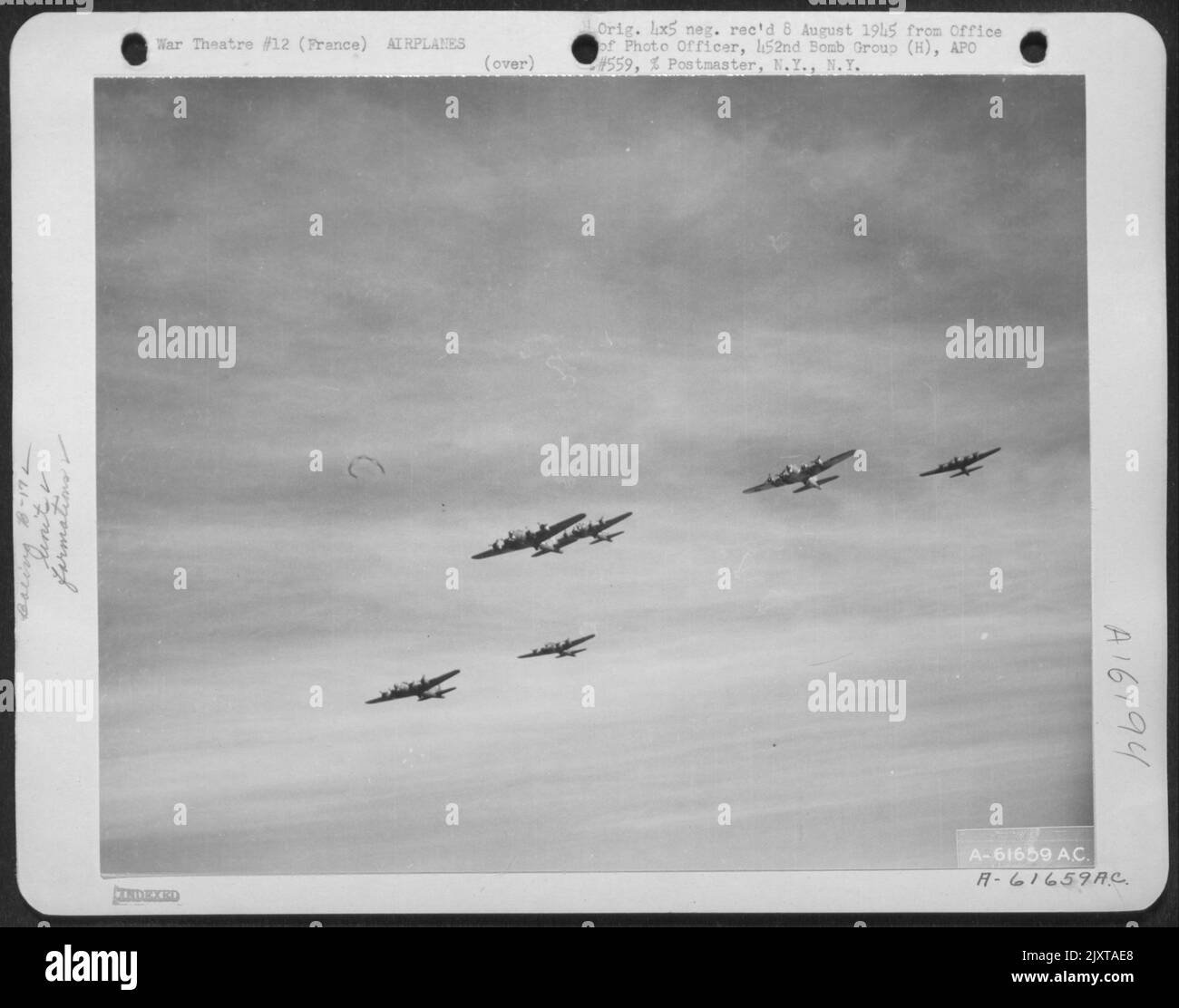 Boeing B-17 les forteresses volantes du groupe de bombardiers 452nd se sont empadées vers les sites allemands de lancement du V-2 en France occupée, alors que les bombardiers lourds poursuivaient leurs sondages quotidiens des installations militaires nazies, le 26 mars 1944. Prise par le S/Sgt Jack S. R. Banque D'Images