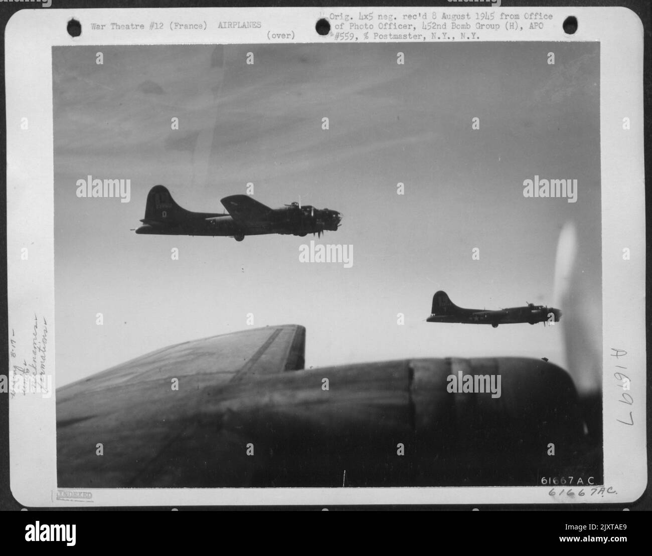 Boeing B-17 les forteresses volantes du groupe de bombardiers 452nd se sont empadées vers les sites allemands de lancement du V-2 en France occupée, alors que les bombardiers lourds poursuivaient leurs sondages quotidiens des installations militaires nazies, le 26 mars 1944. Prise par le S/Sgt Robert la Banque D'Images