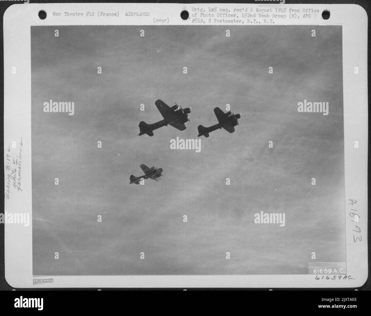 Boeing B-17 les forteresses volantes du groupe de bombardiers 452nd se sont empadées vers les sites allemands de lancement du V-2 en France occupée, alors que les bombardiers lourds poursuivaient leurs sondages quotidiens des installations militaires nazies, le 26 mars 1944. Prise par le S/Sgt Jack S. R. Banque D'Images