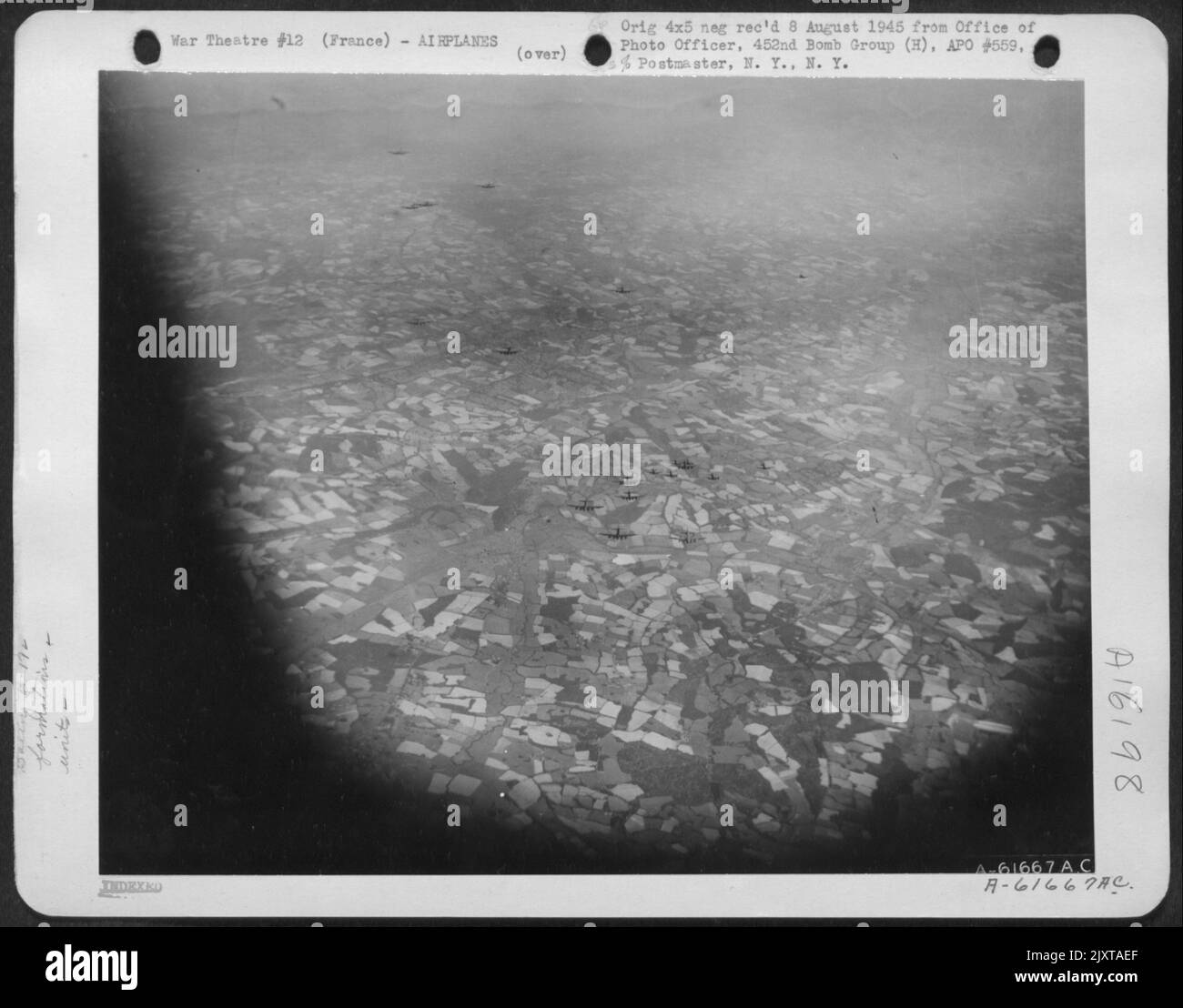 Boeing B-17 les forteresses volantes du groupe de bombardiers 452nd se sont empadées vers les sites allemands de lancement du V-2 en France occupée, alors que les bombardiers lourds poursuivaient leurs sondages quotidiens des installations militaires nazies, le 26 mars 1944. Prise par le S/Sgt Robert la Banque D'Images