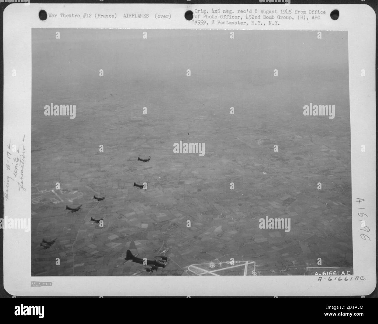 Boeing B-17 les forteresses volantes du groupe de bombardiers 452nd se sont empadées vers les sites allemands de lancement du V-2 en France occupée, alors que les bombardiers lourds poursuivaient leurs sondages quotidiens des installations militaires nazies, le 26 mars 1944. Prise par le S/Sgt Jack S. R. Banque D'Images