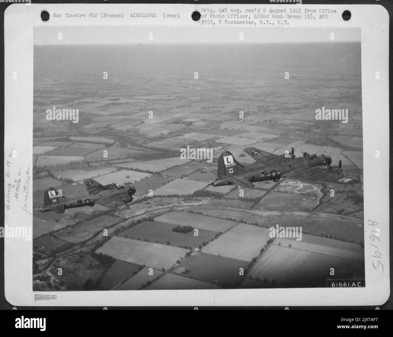 Boeing B-17 les forteresses volantes du groupe de bombardiers 452nd se sont empadées vers les sites allemands de lancement du V-2 en France occupée, alors que les bombardiers lourds poursuivaient leurs sondages quotidiens des installations militaires nazies, le 26 mars 1944. Prise par le S/Sgt Jack S. R. Banque D'Images