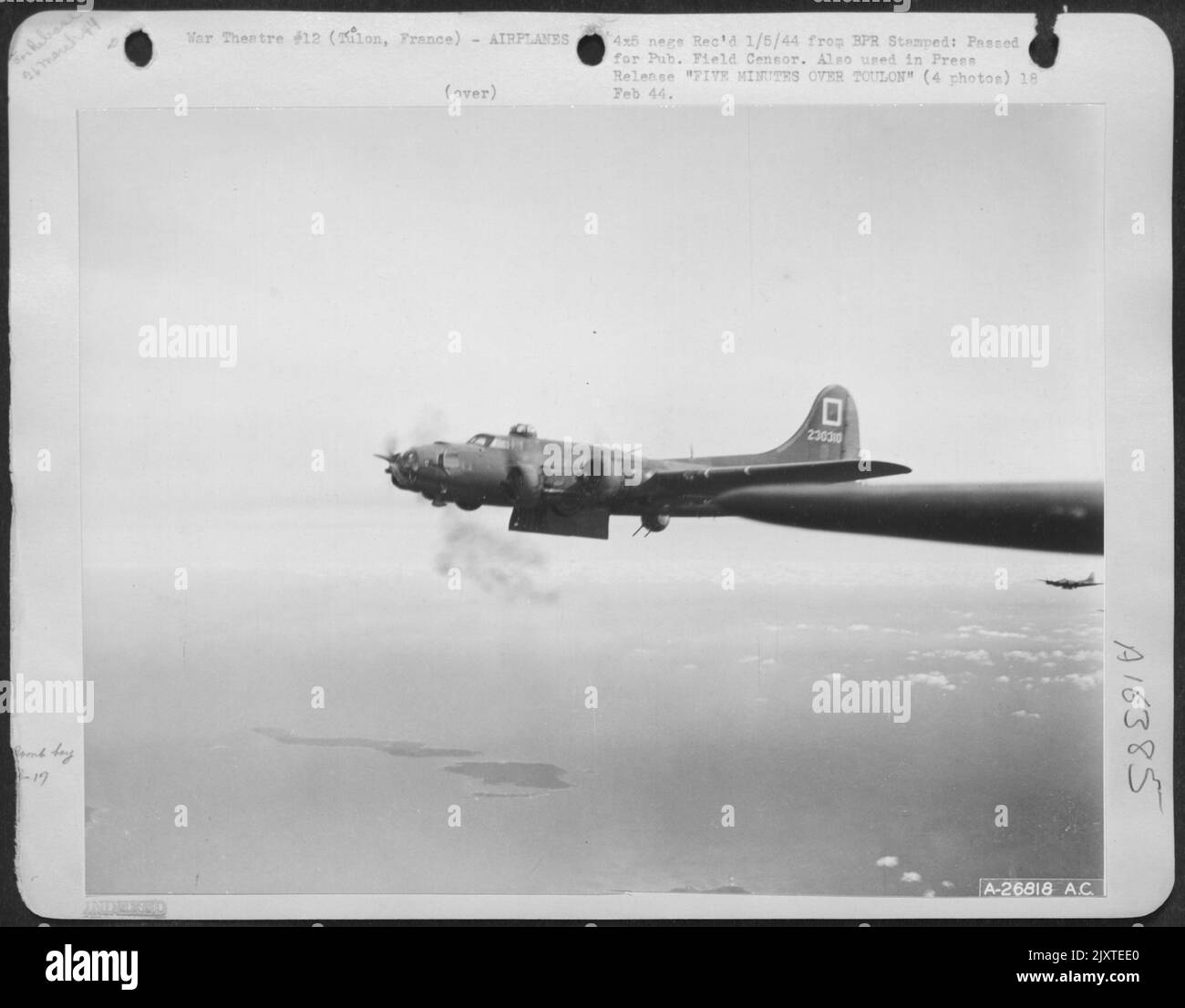 Sur la bombe au-dessus de Toulon, l'aile B-17 a ouvert sa porte de la baie de la bombe et sera bientôt directement au-dessus de la cible: Les stylos sous-marins nazis et les installations de réparation. Banque D'Images