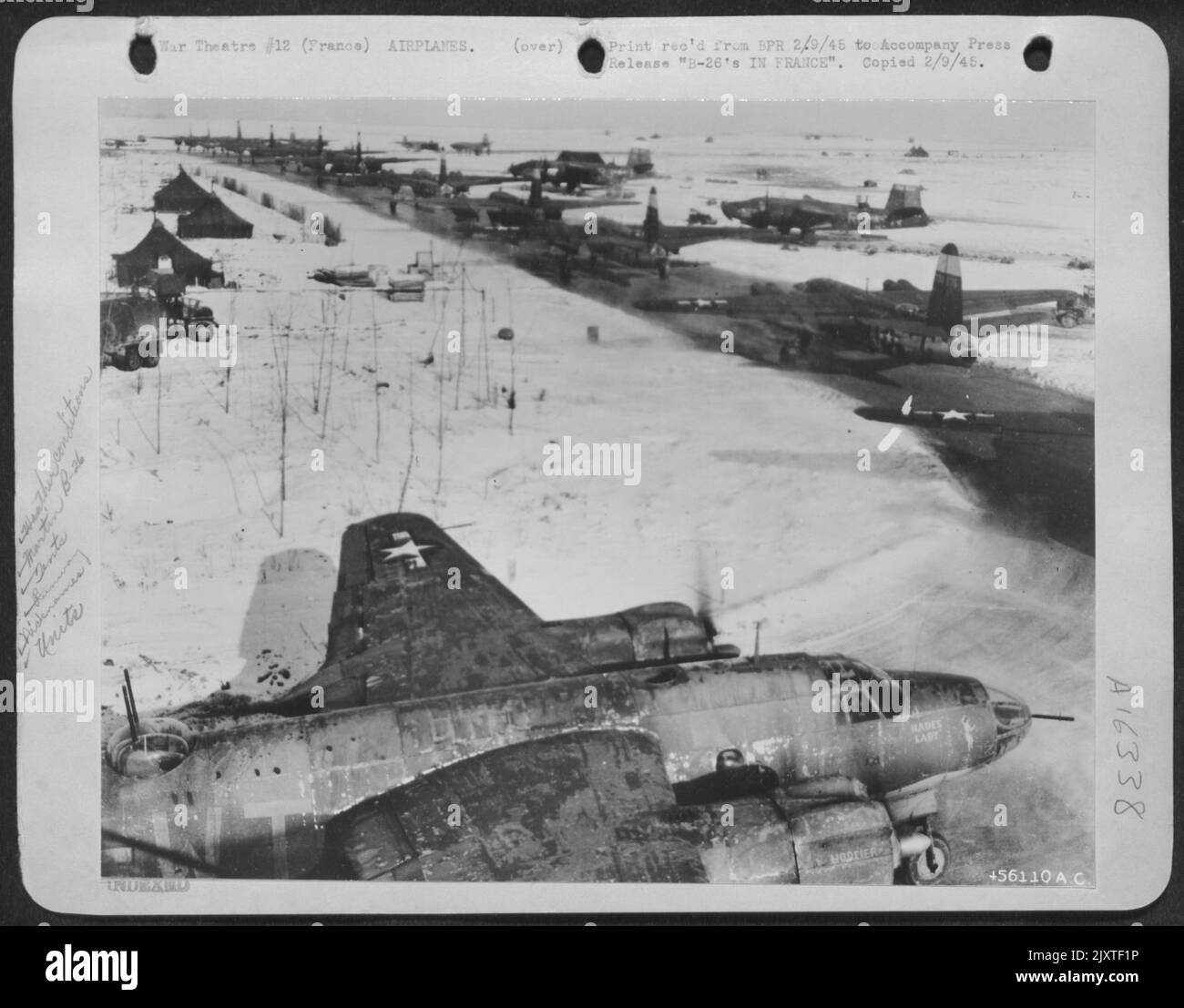 B-26 en FRANCE, aligné nez à queue sur une piste glacée sur un champ enneigé en France, les Maraudeurs de la neuvième Force aérienne B-26 du Groupe Bomb 323 sont prêts à décoller pour une autre attaque contre des ponts, des routes, des chemins de fer et d'autres sources d'approvisionnement et Banque D'Images