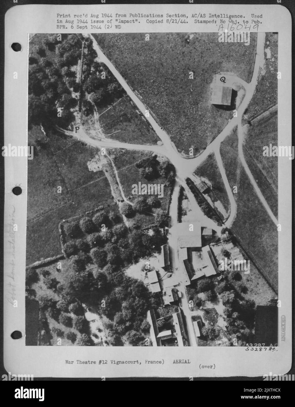 Le site modifié du robot à Vignacourt, France, a été photographié le 12 juin 1944. La rampe (P) est cachée dans un verger. Le bâtiment carré (Q) serait normalement pris pour une partie du village mais pour un alignement prudent avec P et une large entrée fraîchement faite. Banque D'Images