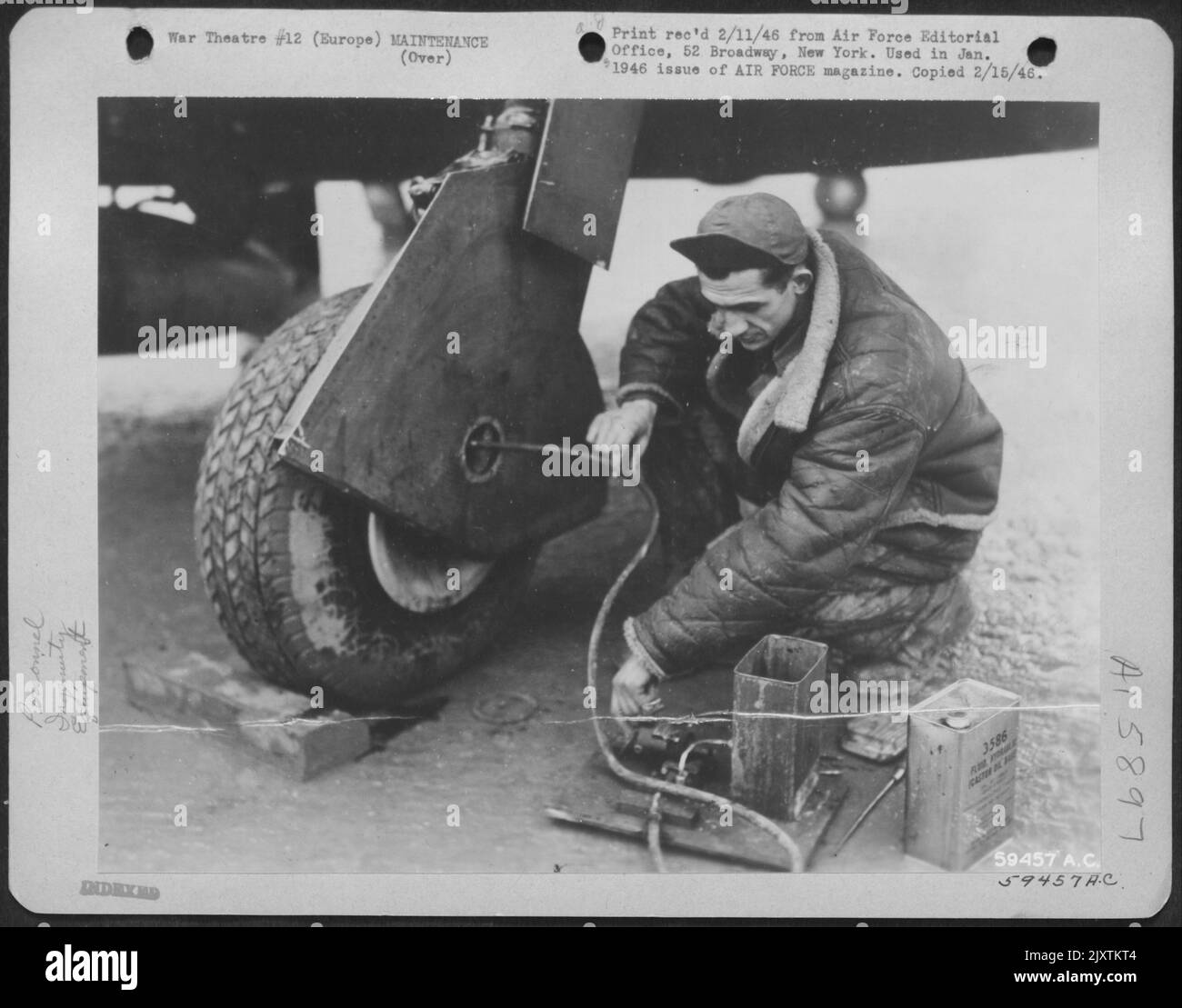 Un « opérateur de grande heure » dans l'ETO, M/Sgt. Alfred J. Gouba, Shenandoah, Pennsylvanie, est représenté en faisant fonctionner sa machine de purge des freins sur les freins d'Une République P-47. Le dispositif a été construit à partir de matériaux récupérés. Banque D'Images