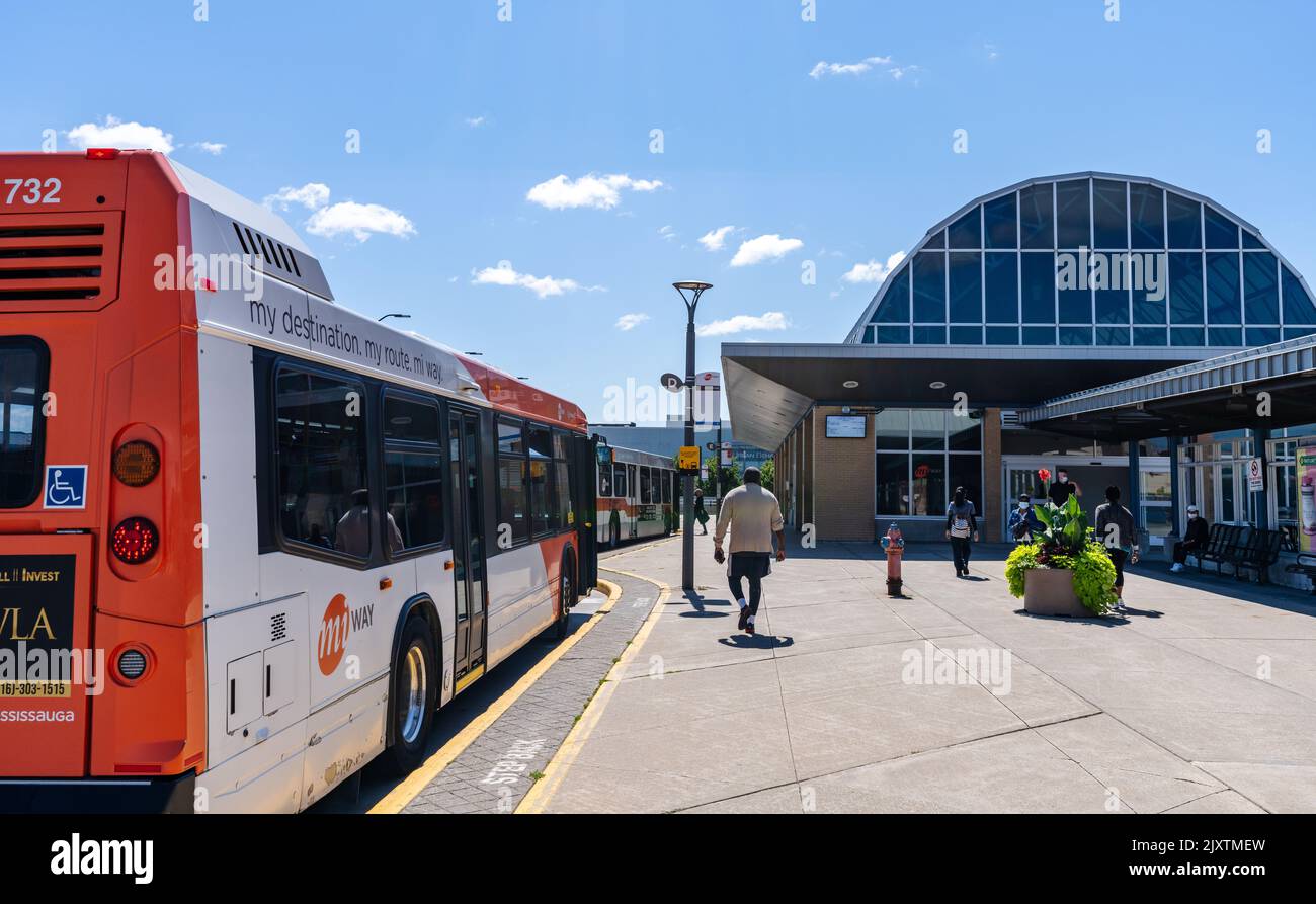 Plateforme d'autobus du terminal de transport en commun du centre-ville de Mississauga. Mississauga, Ontario, Canada Banque D'Images