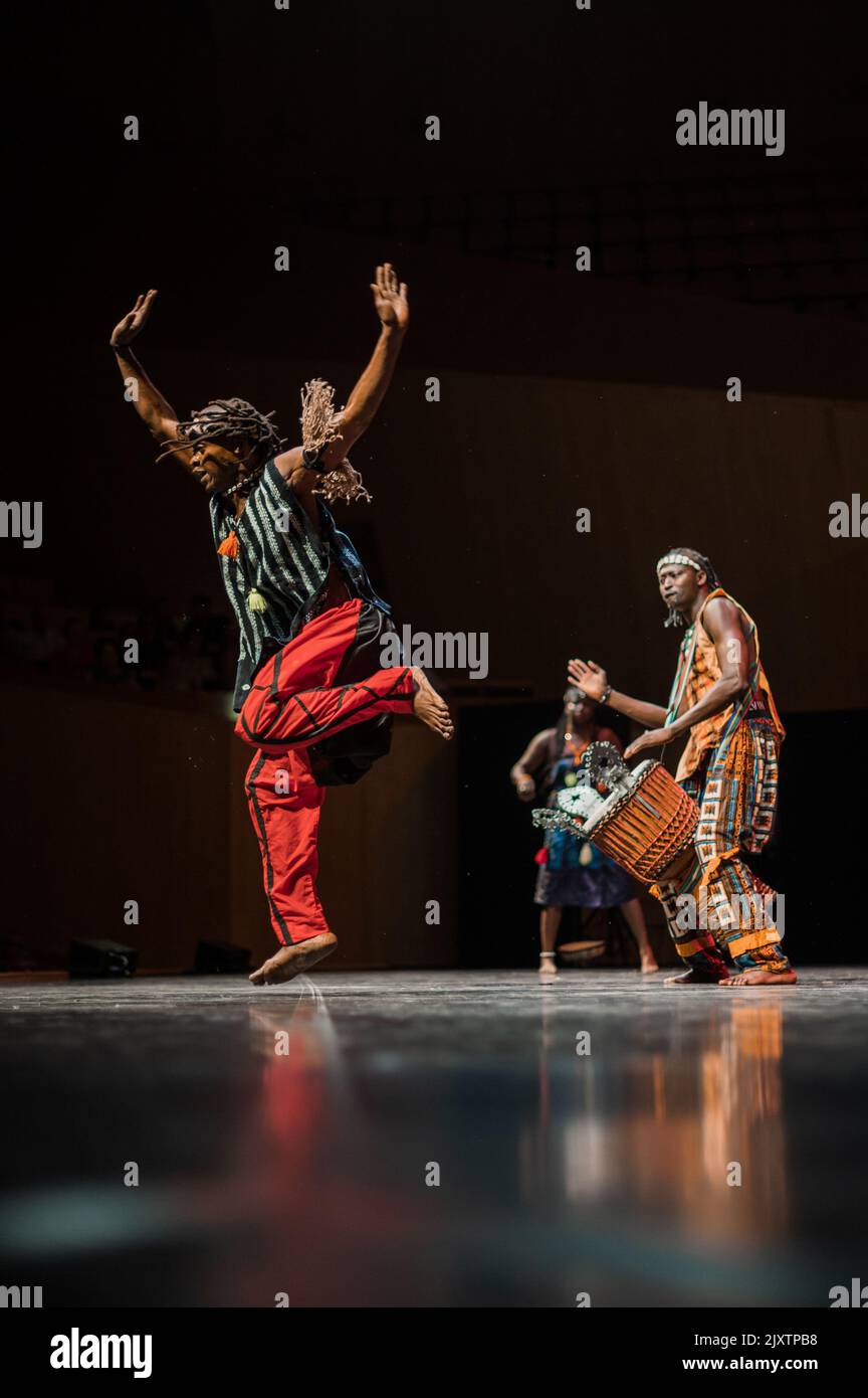 Formation de danse Dulumba de Guinée-Conakry à Eifolk, XXXI Réunion internationale de la ville folklorique de Saragosse, Espagne Banque D'Images