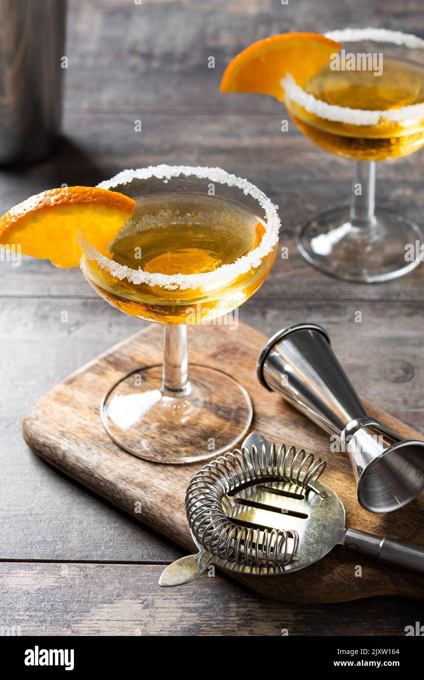 Cocktail de side-car avec un plateau de sucre sur une table en bois Banque D'Images