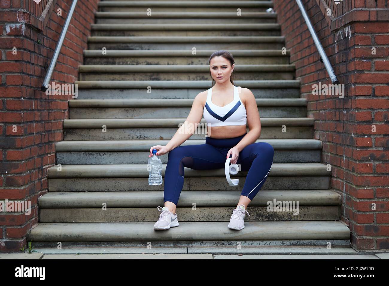 Un jogging féminin unique dans les rues de Manchester, au Royaume-Uni Banque D'Images