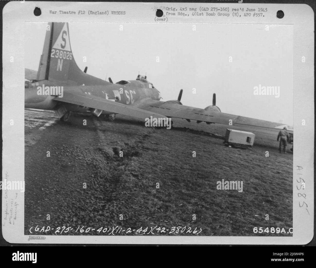 Le train d'atterrissage de ce Boeing B-17 'Forteresse volante' (A/C n° 238026) du Groupe de bombardes de 401St a été endommagé lorsqu'il a atterri dans une base aérienne de 8th en Angleterre, le 11 février 1944. Banque D'Images