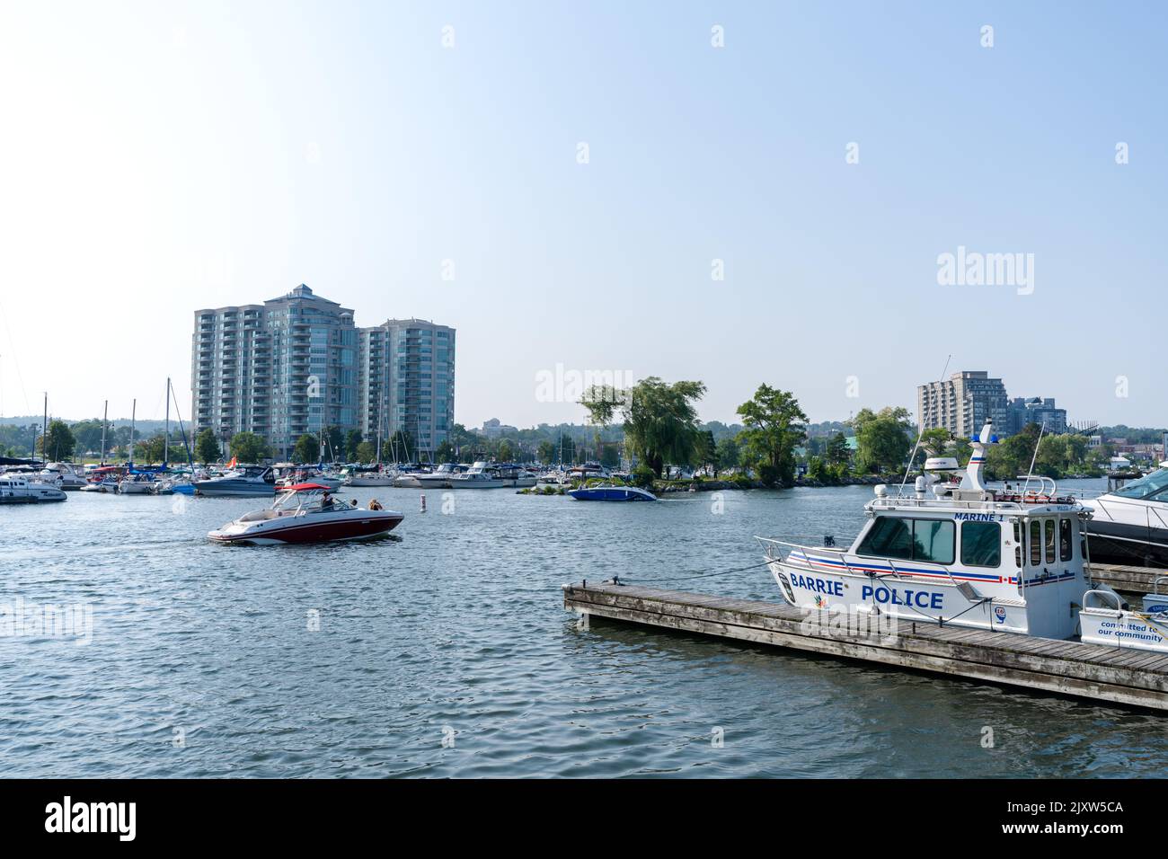 Lancement de bateaux de plaisance et quai de la ville de Barrie. Baie de Kempenfelt, lac Simcoe. Barrie, Ontario, Canada Banque D'Images