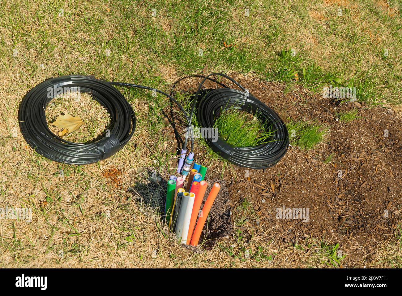 Les tubes pour câbles à fibre optique pour Internet sont placés sous terre Banque D'Images