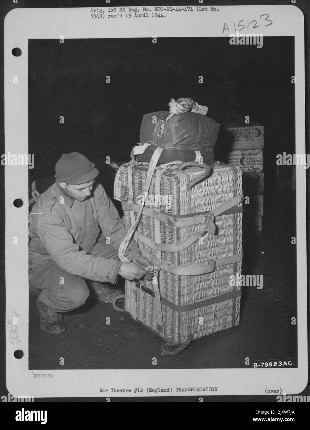 Les troupes QM du dépôt 490Th QM et de la division aéroportée 101st essaient le panier de valise britannique pour livrer des fournitures aux troupes sur le terrain. Ici, un Airman attache le harnais et le parachute à Un panier chargé avant du placer dans l'avion. BER Banque D'Images