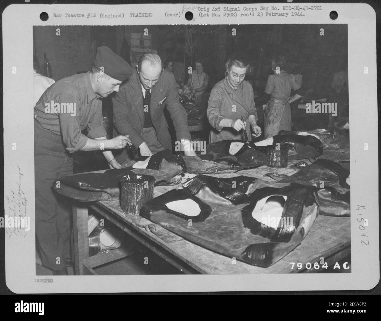 R. Sutherland, instructeur, instruit Pvt. Henry Andrews de Cleveland, Ohio, on Comment garder Un réservoir auto-obturant en réparation à la Selfselling Co., John Marstons, Ltd., Wolverhampton, Angleterre. Il s'agit de l'une des classes définies par les fabricants pour assurer Max Banque D'Images