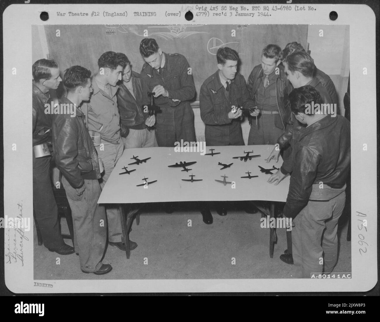 Les pilotes américains reçoivent des instructions sur la reconnaissance des avions des pilotes Raf Bernard Hall et Desmond Ezzard à l'école de Gunnery 8th de la Force aérienne à Bovington, en Angleterre. Les hommes sont, de gauche à droite: S/Sgt. Anthony Gallo de Brooklyn, NY., T/Sgt. J.L. Ouellet Banque D'Images