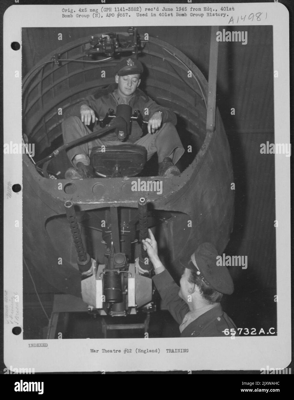L'instruction de Gunnery à la base du groupe de bombes de 401St a été constante et prudente. Ici, 1st le lieutenant Robert J. King, Un navigateur, est instruit dans l'utilisation du Chin Turret par le T/Sgt. Bert B. Bessellieu. Angleterre, le 25 octobre 1944. Banque D'Images