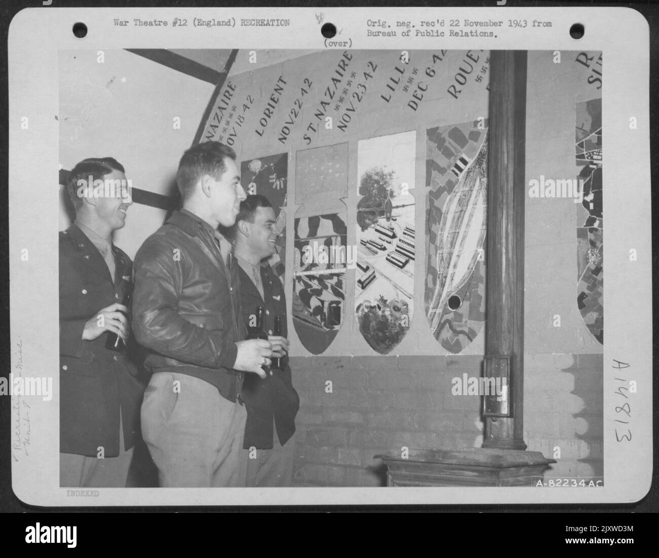 8th les officiers de commandement des bombardiers se détendent au club des officiers d'une base aérienne quelque part en Angleterre. Banque D'Images