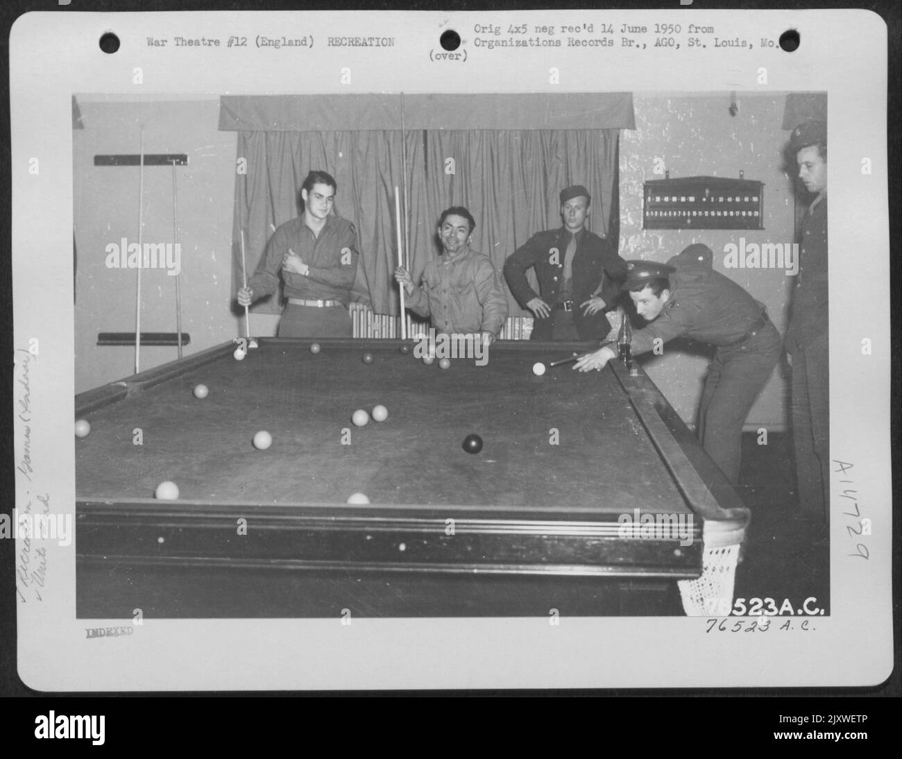 Le personnel de l'Armée de l'Air Profitez D'Une partie de billard au club Aero du dépôt aérien de la base 2nd, à Lancashire, en Angleterre. 22 septembre 1943. Banque D'Images