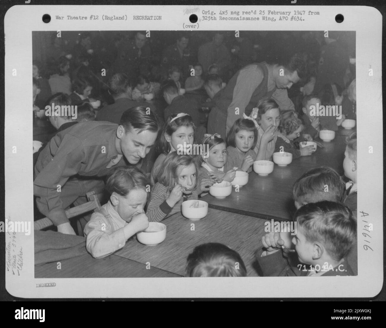 Le 1944 décembre, des jeunes britanniques étaient invités d'honneur à Une fête de Noël donnée par des hommes inscrits du groupe Bomb 379th à leur club sur une base aérienne de 8th en Angleterre. Banque D'Images