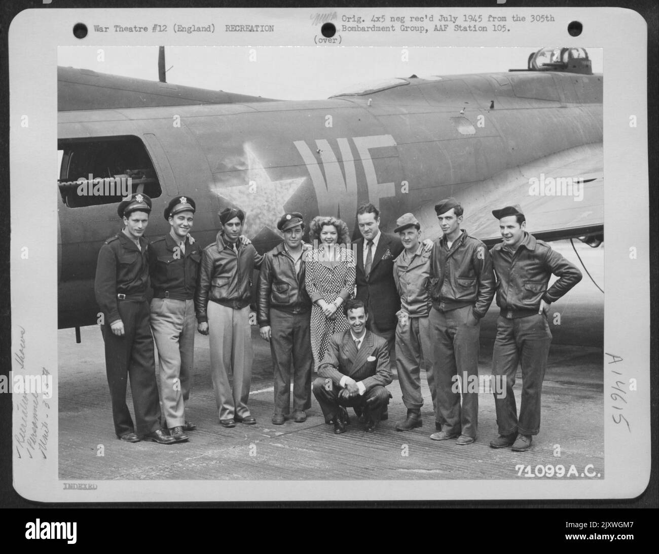 Frances Langford, Bob Hope et Tony Romano posent avec l'équipage du Boeing B-17 (A/C 242) du 305Th Bomb Group à la Station 105 en Angleterre. 5 juillet 1943. Banque D'Images