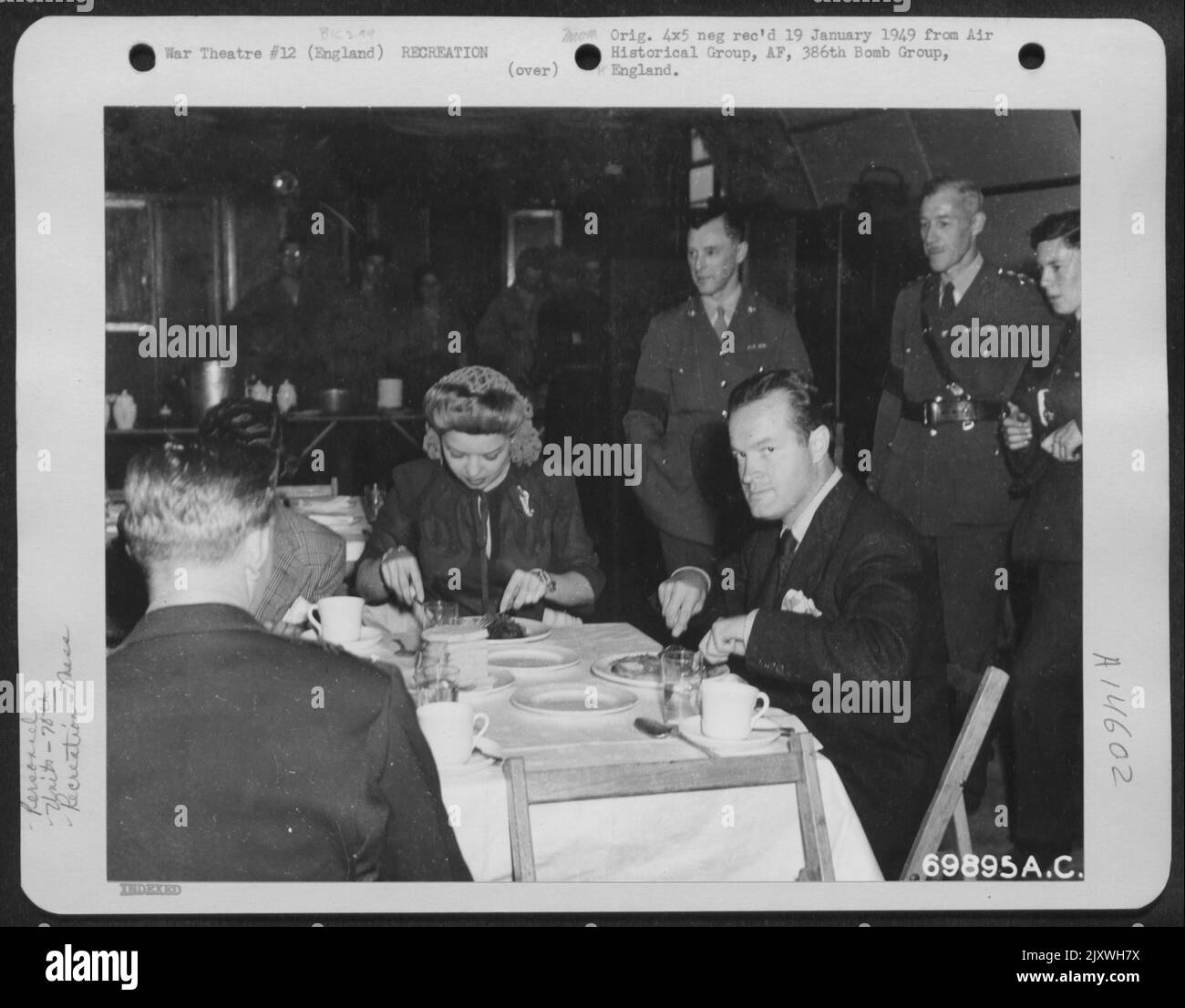 Bob Hope, Frances Langford et The Show troupe apprécient Un repas de GI dans le mess Hall du Groupe de service 70th lors de leur visite à la base le 2 juillet 1944. Angleterre. Banque D'Images