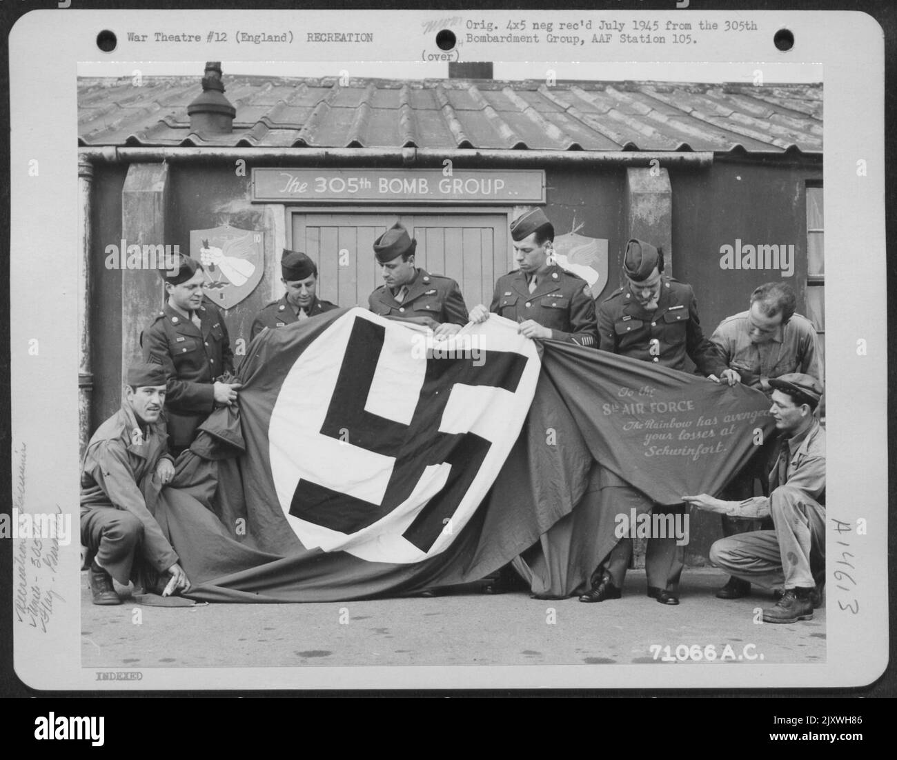 Le drapeau nazi capturé par la division Rainbow présentée à la Force aérienne de 8th est examiné par les hommes du Groupe Bomb de 305Th basé en Angleterre. Banque D'Images