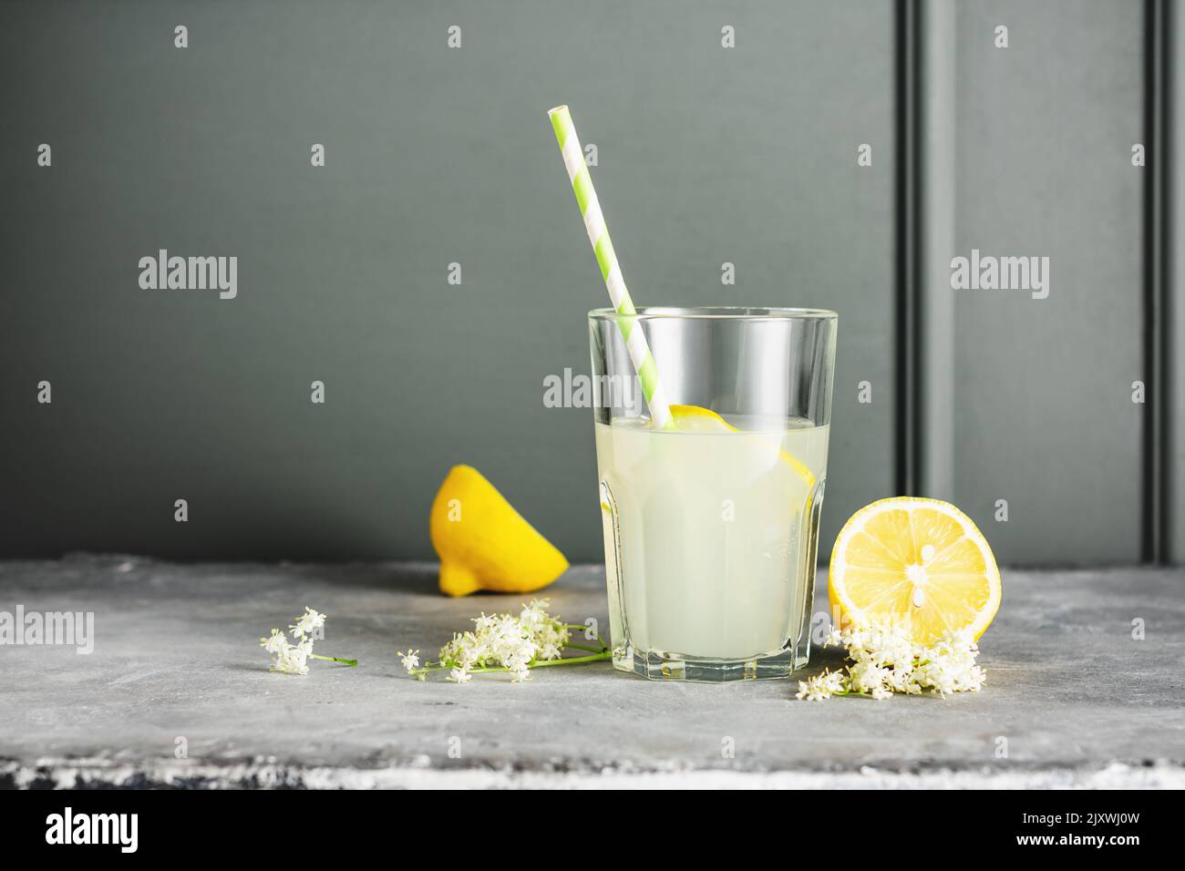 Verre de limonade biologique ancienne maison avec une tranche de citron. Banque D'Images