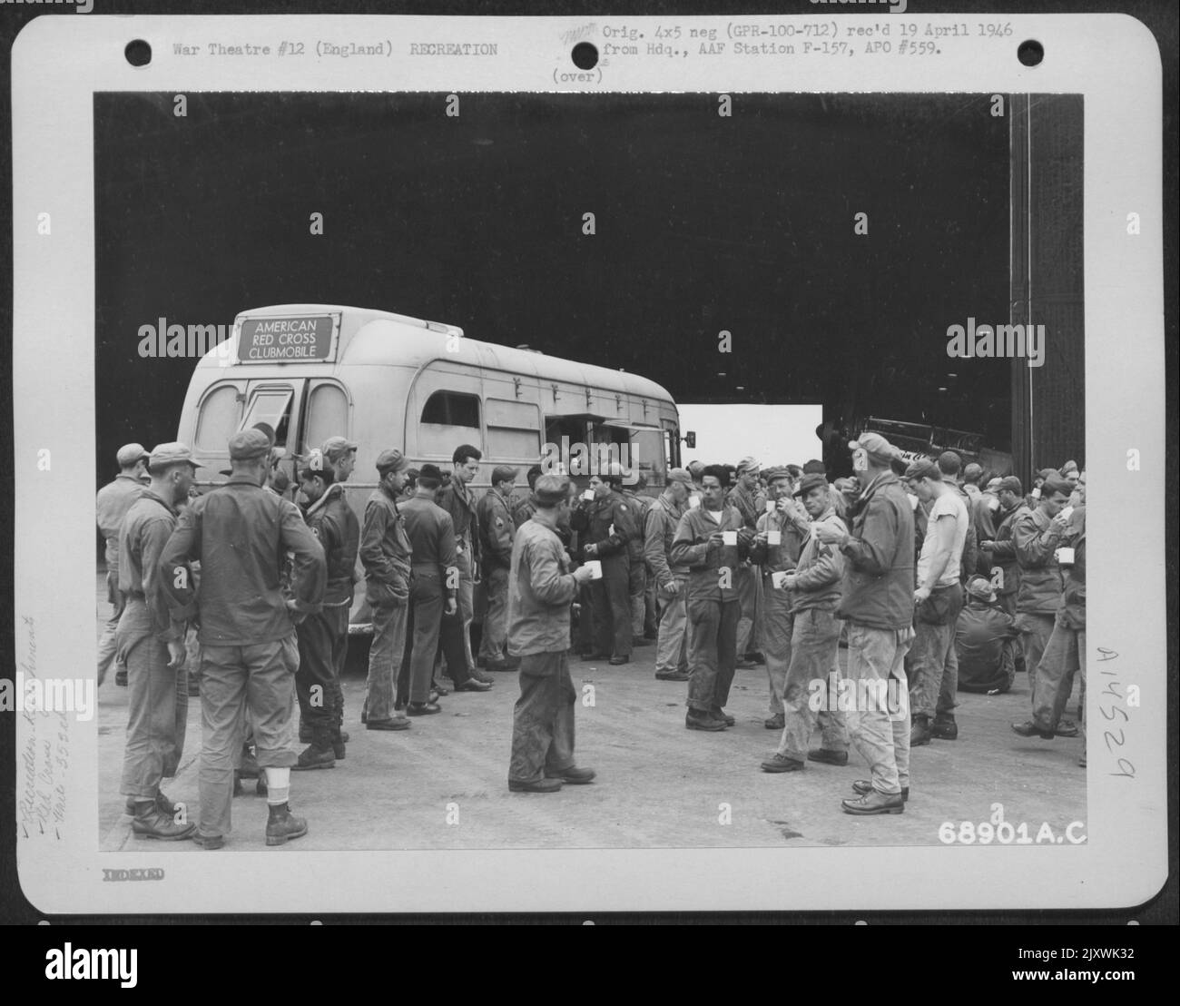 Une Croix-Rouge américaine Clubmobile 'Donut Wagon' Supply Men of the 353rd Fighter Group with Hot Coffee and Donuts quelque part en Angleterre, 2 juillet 1945. Banque D'Images