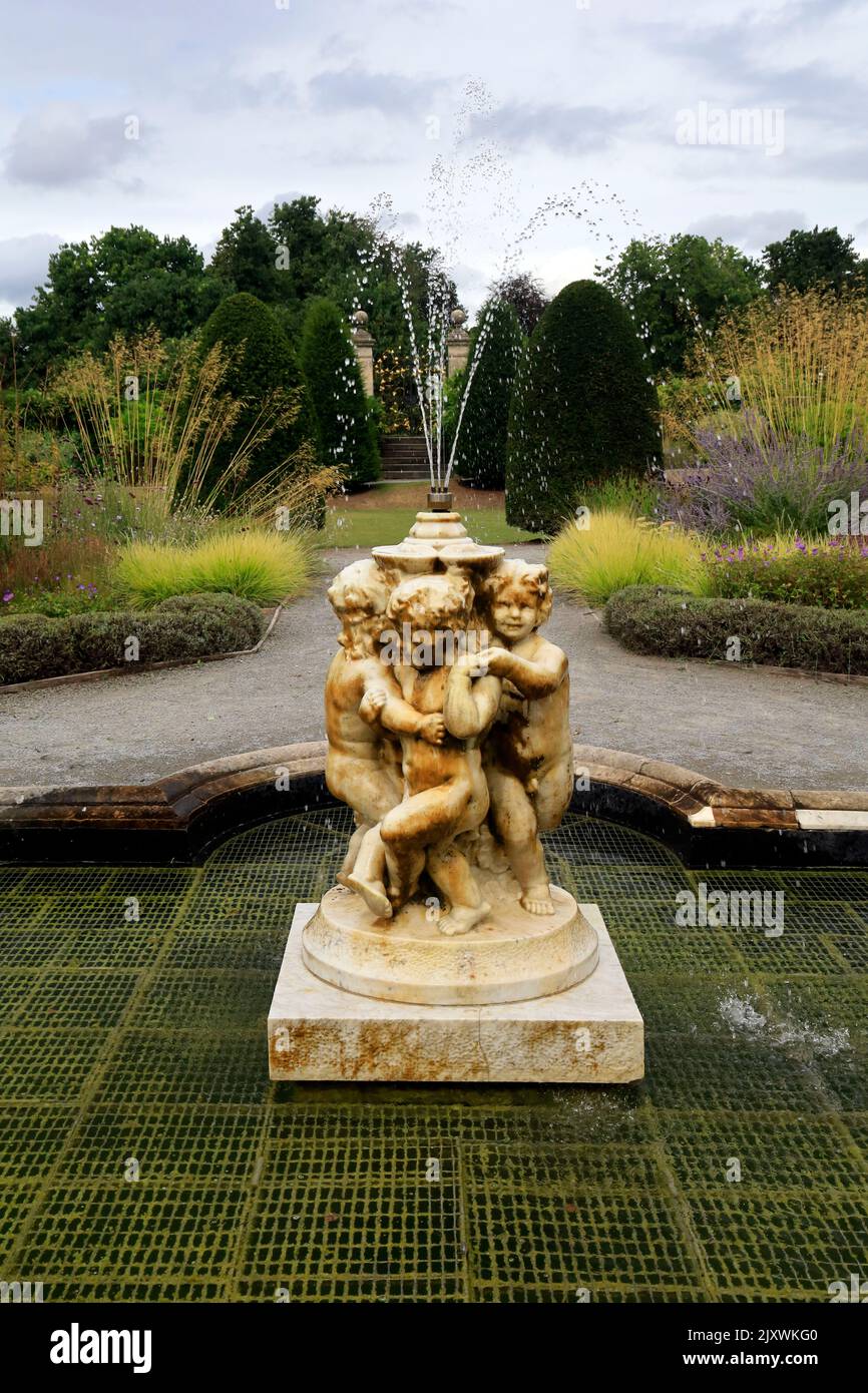 Fontaine en marbre de chérubins, Château de St Fagans, Musée national d'histoire de St Fagans. Été 2022. Août. Banque D'Images