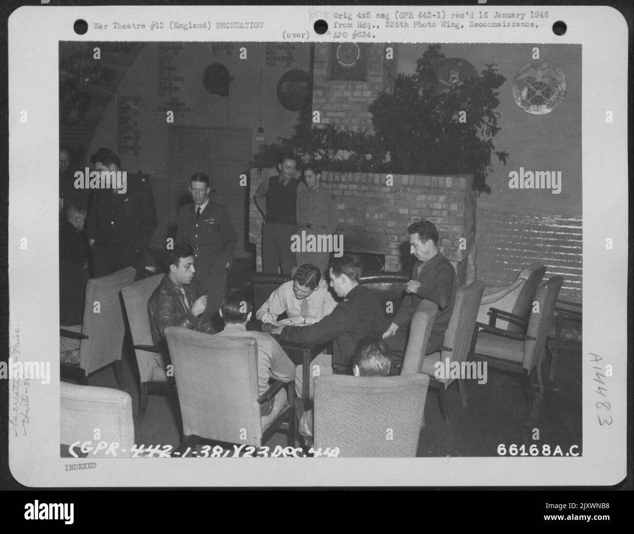 Les officiers du 381st Bomb Group se détendent dans le salon de leur Club. Angleterre, le 23 décembre 1944. Banque D'Images
