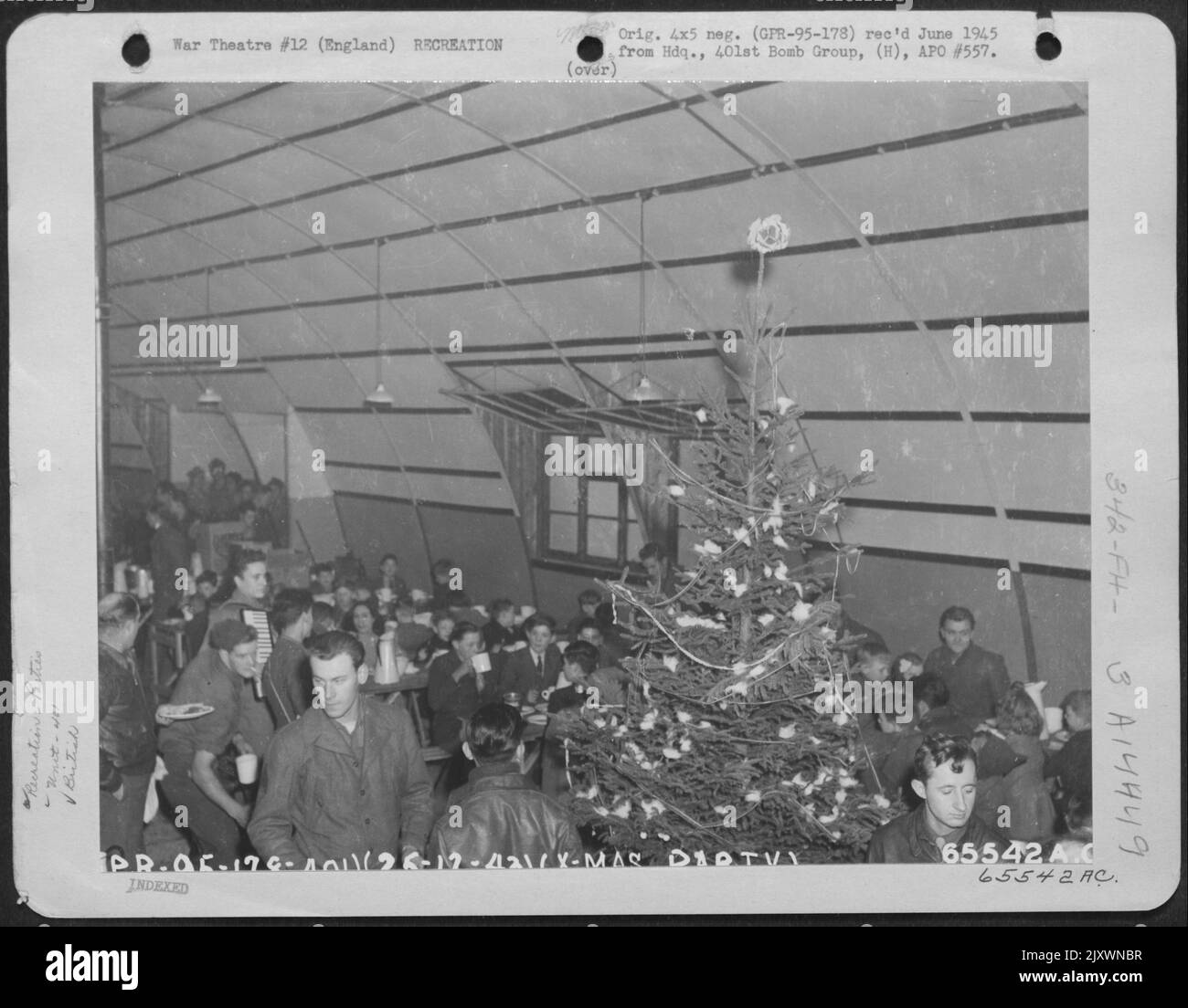 Un arbre de Noël ajoute Une note festive à la partie donnée pour les enfants britanniques par des hommes du groupe Bomb 401St dans une base aérienne 8th en Angleterre le 25 décembre 1943. Banque D'Images