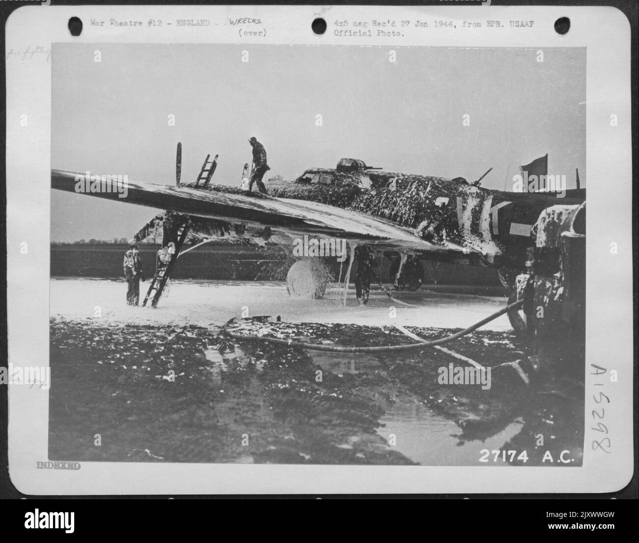 L'équipage éteint le feu sur le débarras de l'Oschersleben (Boeing B-17) piloté par le 2nd Lt Jack W. Watson, à Indianapolis, qui tous seuls, a ramené le navire de l'attaque AF 8th sur Oschersleben, le 11 janvier 1944, après avoir ordonné à l'équipage de se retirer lorsqu'il a pris l'avion Banque D'Images