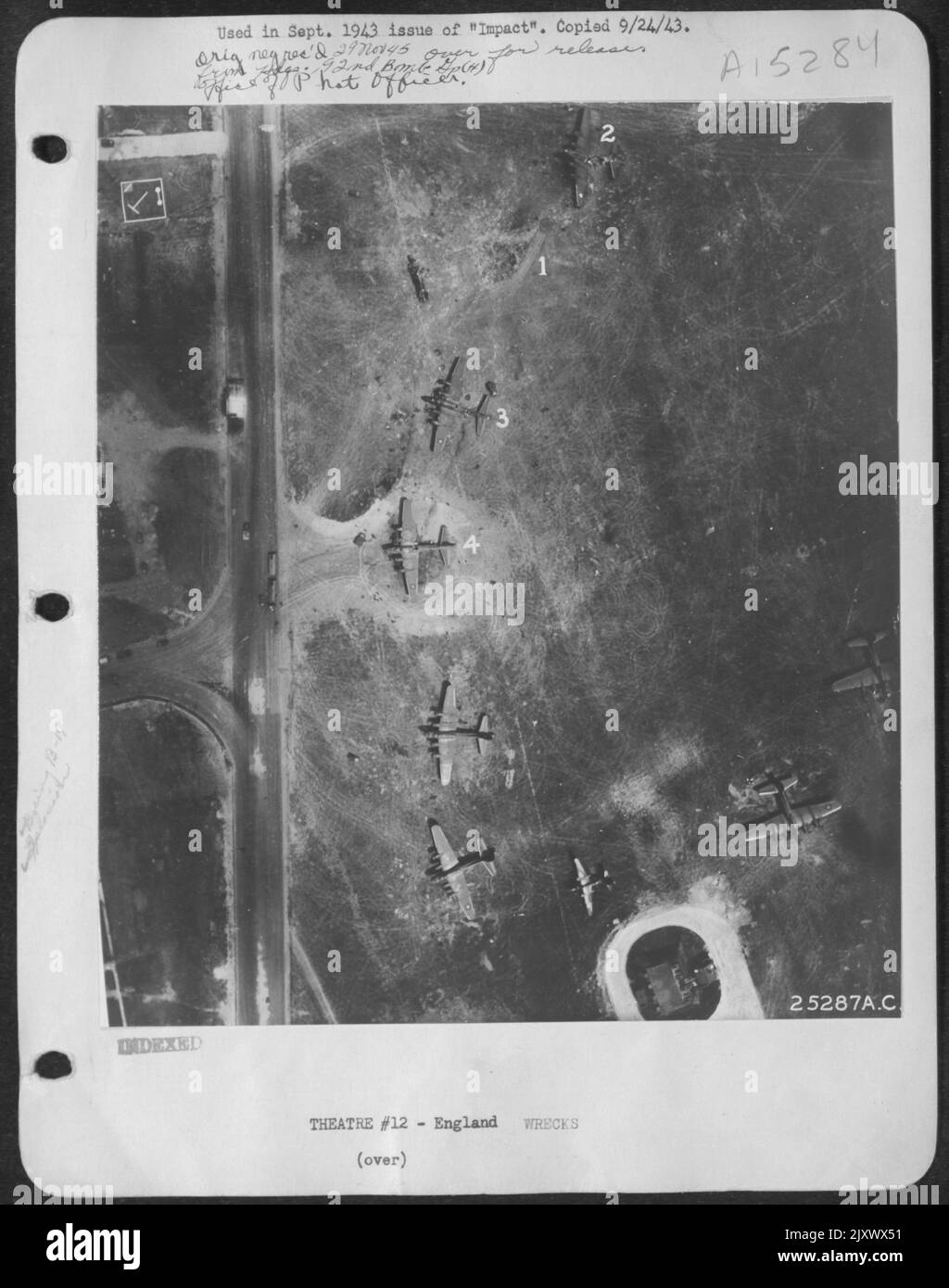 Scène d'explosion montre la position des avions qui ont été détruits (numérotés) et certains des 11 autres Boeing B-17 qui ont été endommagés. Le plan 1 a été soufflé sur bits. Banque D'Images